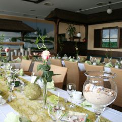 Inselhof Vineta Hochzeit Tischdekoration in gruen mit Strandsand