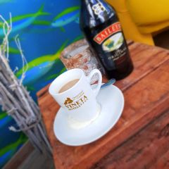 Vinete Strandhotels Vineta Tasse mit heissem Kakao und eine Flasche Baileys im Hintergrund