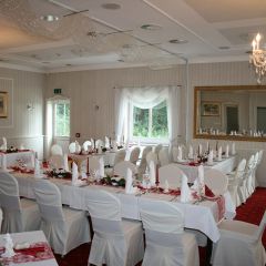 Inselhof Vineta Hochzeit Festsaal in Weiss mit leichter Dekoration in rot